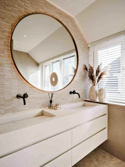 Badkamerspiegel met ledverlichting | Project villa door Linda Pol Interieurarchitecten