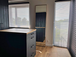 Frontstaal XL stalen spiegel brons, helder glas | Walk-in closet appartement De Zilk